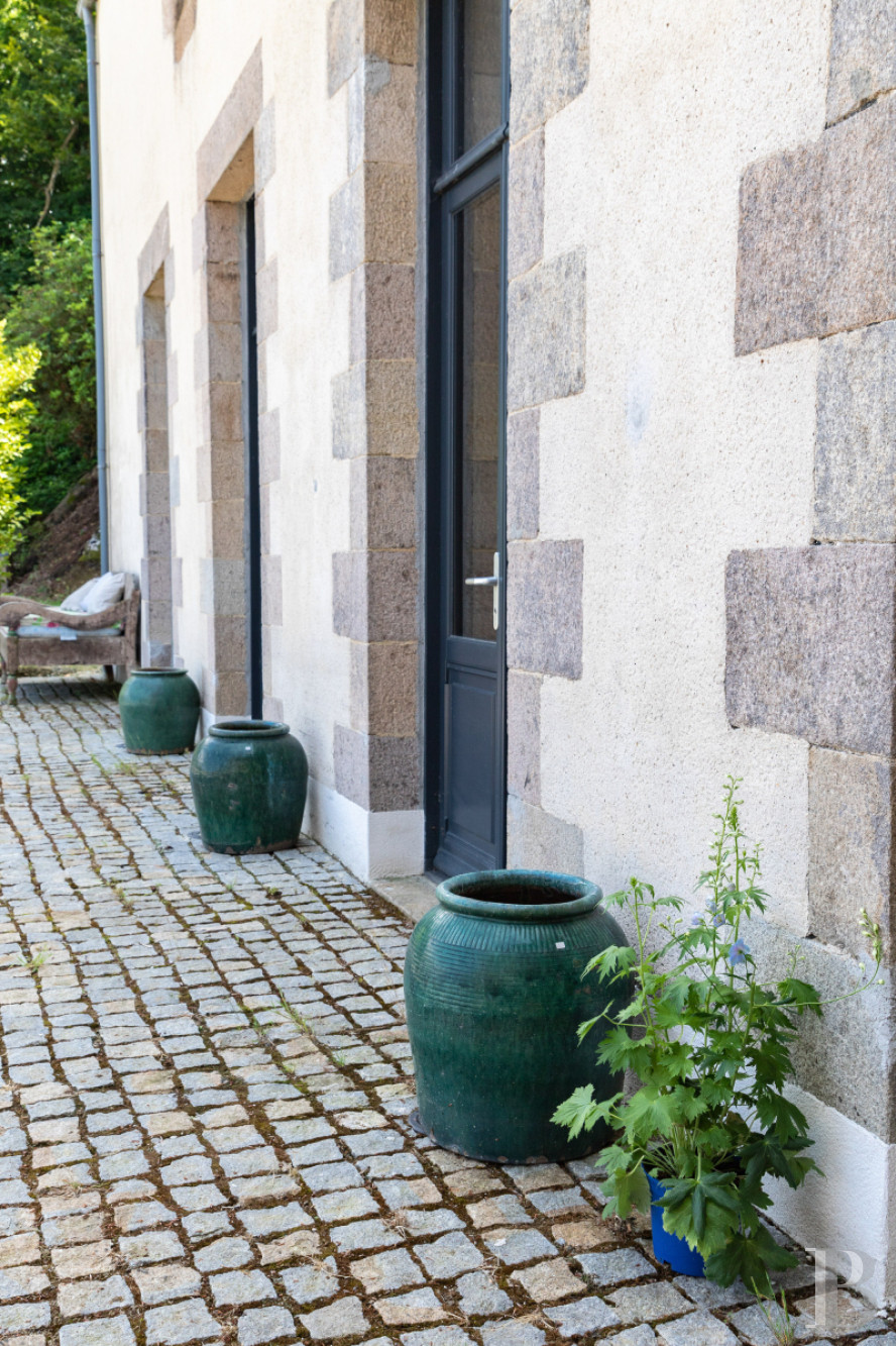 A set of two manor houses overlooks the Bay of Morlaix in Carantec on the north coast of Finistère - photo  n°34